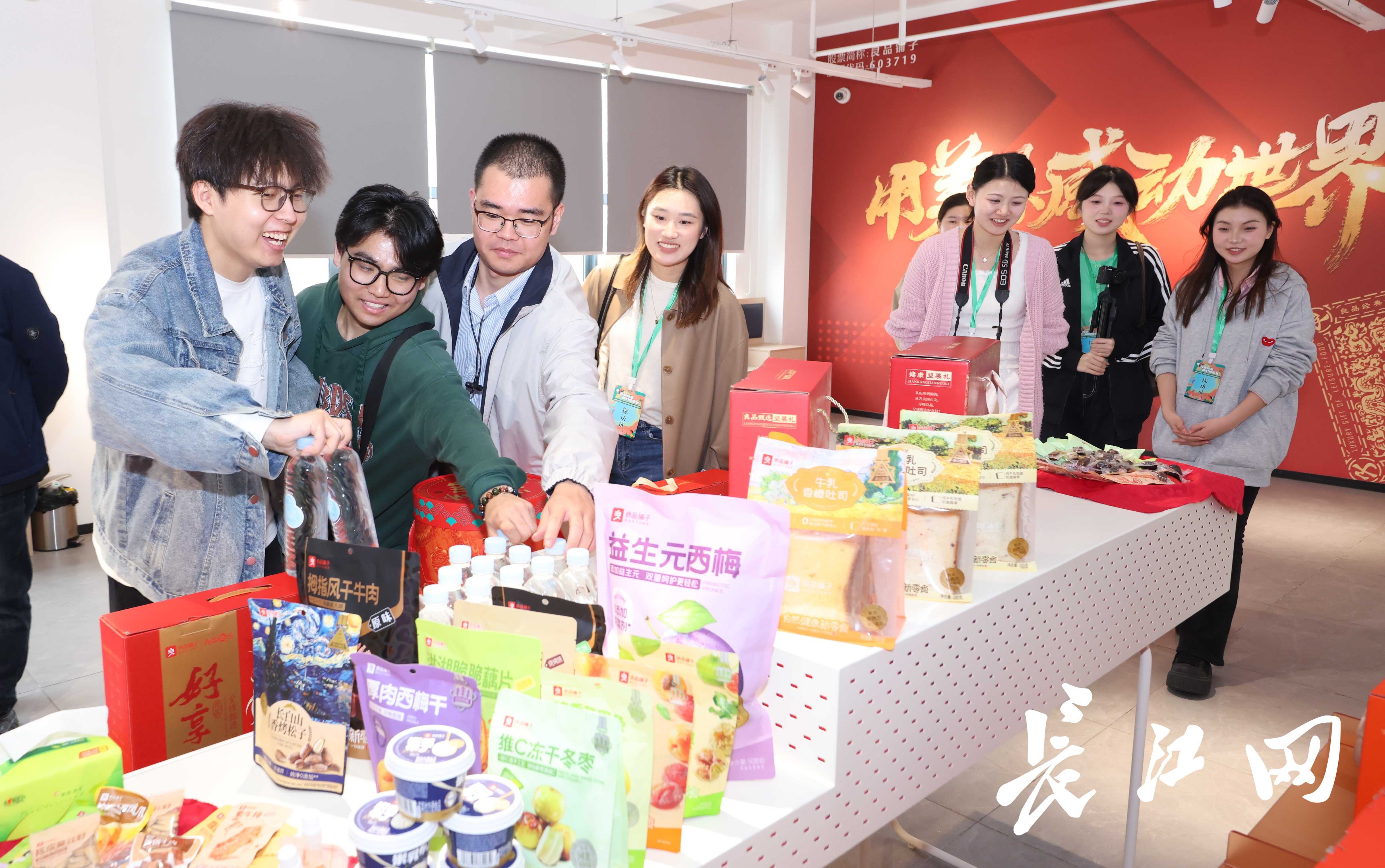 日均發(fā)貨20萬單背后的智慧與甜蜜——全國大學(xué)生社會(huì)實(shí)踐團(tuán)探訪良品鋪?zhàn)又悄芪锪髋c黃驊冬棗的故事